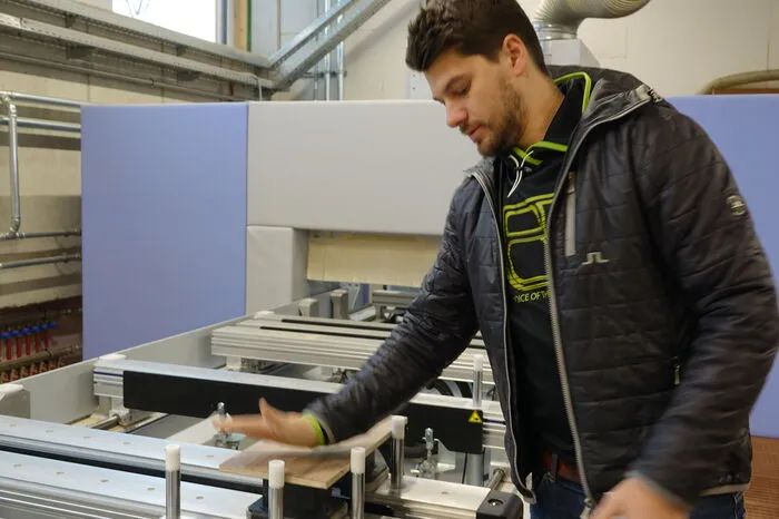 Die kleine Platte wird in das CNC-Bearbeitungszentrum eingelegt und...