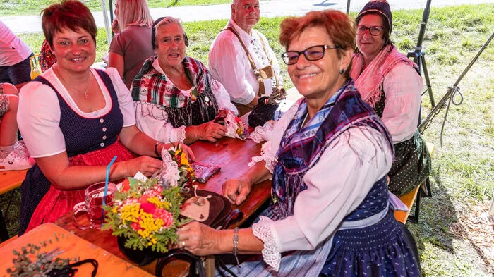 Zahlreiche Gäste holten ihr Dirndl aus dem Schrank und führten es aus.