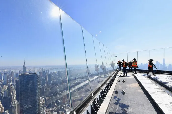 "The Edge" werde nach der Eröffnung die höchstgelegene öffentlich zugängliche Outdoor-Aussichtsterrasse der westlichen Welt sein, sagen die Bauherren.
