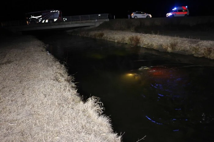 Der Grazer hatte Glück im Unglück, obwohl sein Fahrzeug im Mühlgang versank konnte er sich noch selbst befreien und die Rettungskette in Gang setzen.
