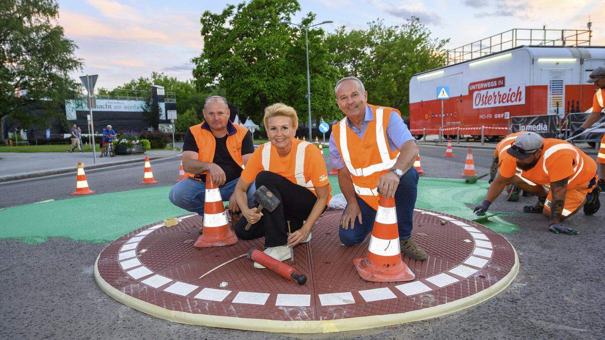 Straßenbaureferentin Sandra Wassermann (FPÖ) und die Mitarbeiter der Abteilung Straßenbau und Verkehr gaben den Minikreisverkehr frei. 