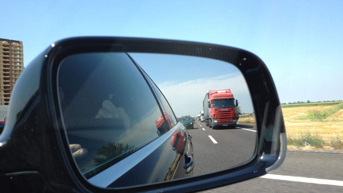 Die Seitentüre des Lkw schlug auf die Windschutzscheibe des Autos. Mutter und Tochter wurden dabei verletzt