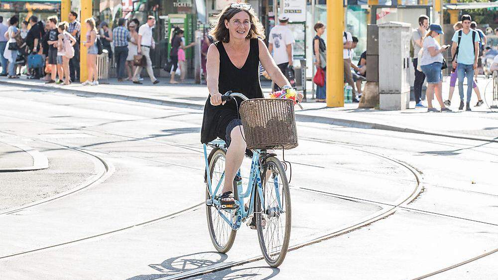 Elke Kahr, selbst viel mit dem Rad unterwegs, will die sanfte Mobilität forcieren