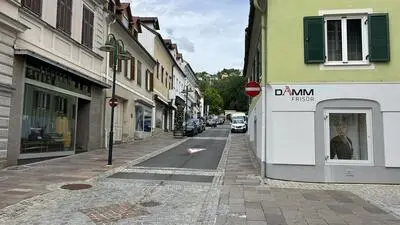 Die Herrengasse wird ab kommenden Montag zwischen dem Gebäude der alten Sparkasse und dem ehemaligen Frisör Damm zweispurig geführt und der Verkehr von dort Richtung Hauptplatz geleitet