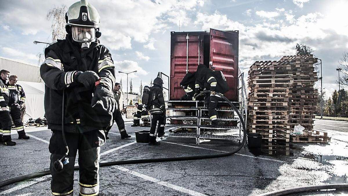 Die Feuerwehrleute übten im Container