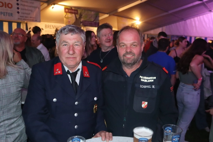 Der Kommandant der FF Gablern Michael Schippel (1.v.re.) konnte auch einige befreundete Feuerwehrkameraden zum Zeltfestopening begrüßen.