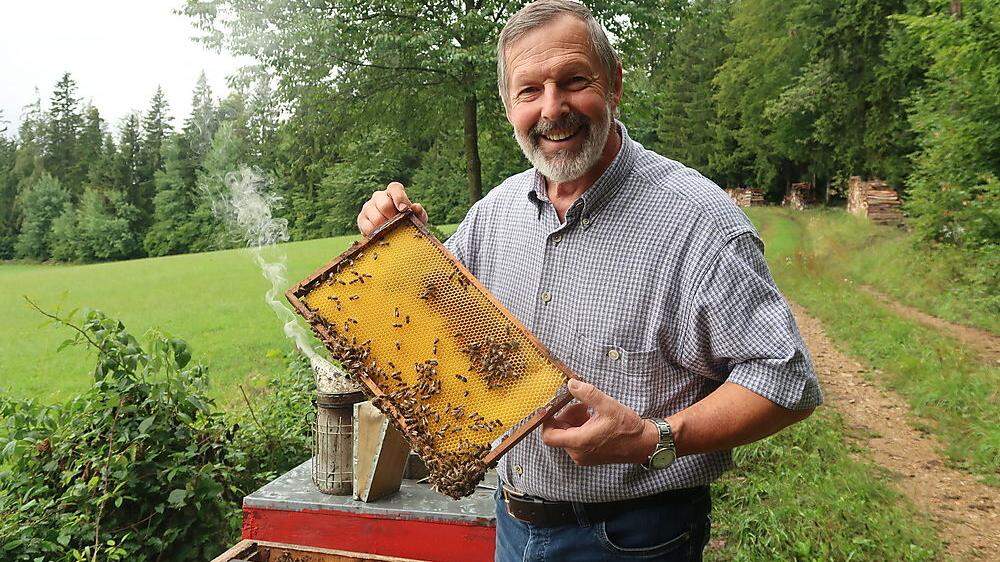 Imker Karl Kreiner bei seinen Bienenstöcken