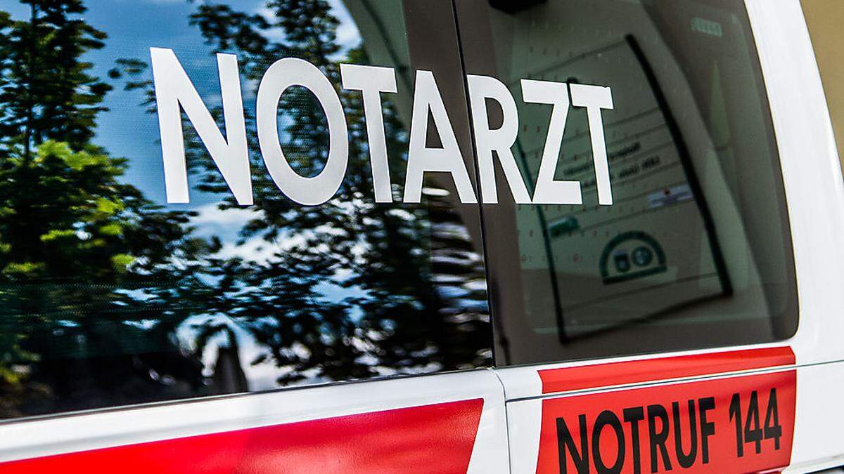 Notarztwagen brachte Rennradfahrer ins LKH Feldbach