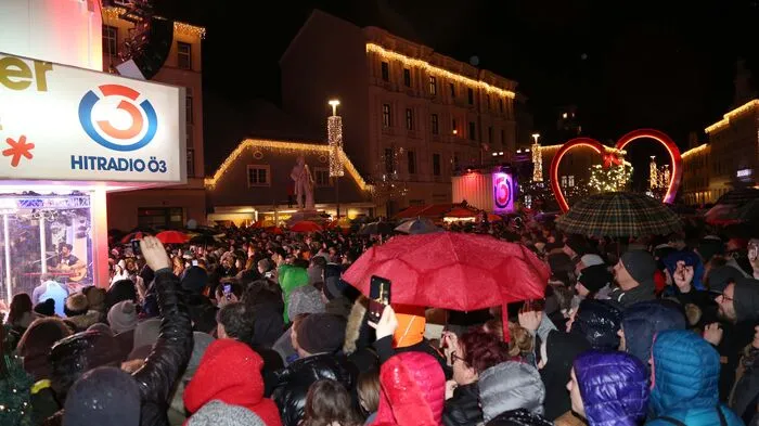 Ö3 Weihnachtswunder in Villach am Hans Gasser Platz, Konzert Pizzera und Jaus