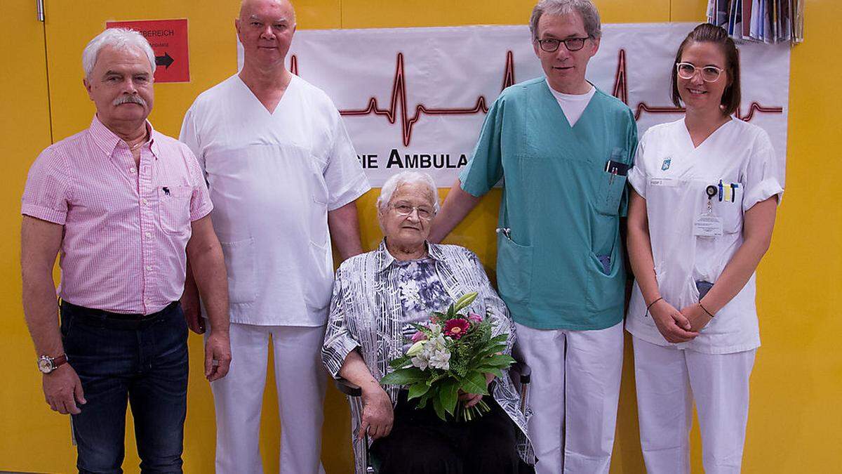 Emma Pöschl mit Kardiologen und Pflegeleiterin. 