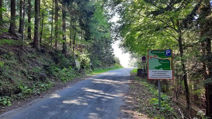 Bereits bei der Auffahrt weist dieses - von der Gemeinde Puch errichtete Schild - auf die Parkordnung am Kulm hin. Es wurde am Gemeindegrund errichtet.