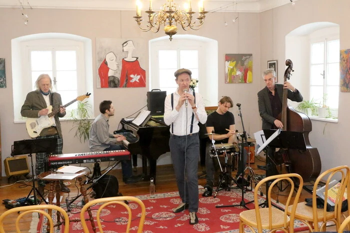 Unterstützt wurde der Kabarettist von den Musikern Fabian Mang (Klavier), Heimo Trixner (Gitarre), Stefan Gfrerrer (Kontrabass) und Sebastian Haidutschek (Percussion).