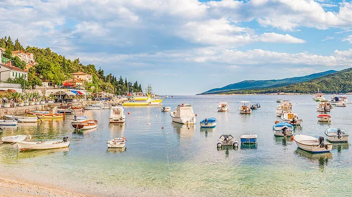 Noch herrscht im Hafen von Rabac Ruhe