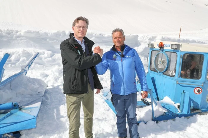 Nach dreiwöchiger, intensiver Räumarbeit wurde am Mittwoch der Durchstich auf 2500 Meter Höhe geschafft!
