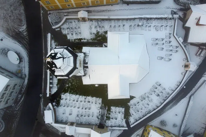 Ein ungewohnter Anblick: Miesenbachs Kirche von oben.