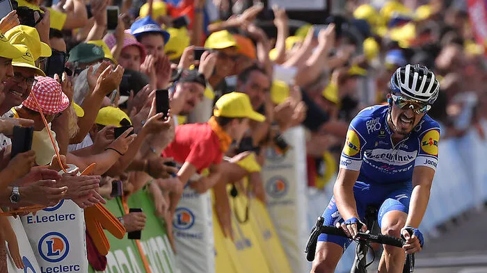 Julian Alaphilippe wird von den Fans empfangen
