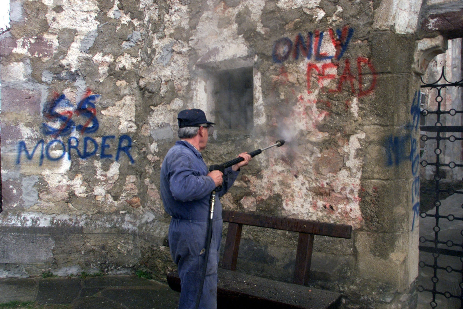 Der Ulrichsberg war über Jahre Schauplatz rechtsnationaler Aufmärsche – samt heftiger Kritik, wie hier in Form von Schmierereien 1999