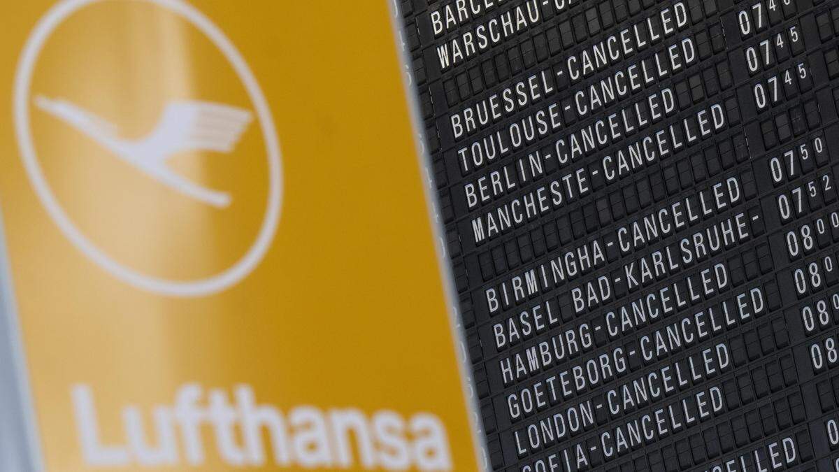Fast alle Flüge auf der Anzeigetafel im Flughafen Frankfurt sind gestrichen