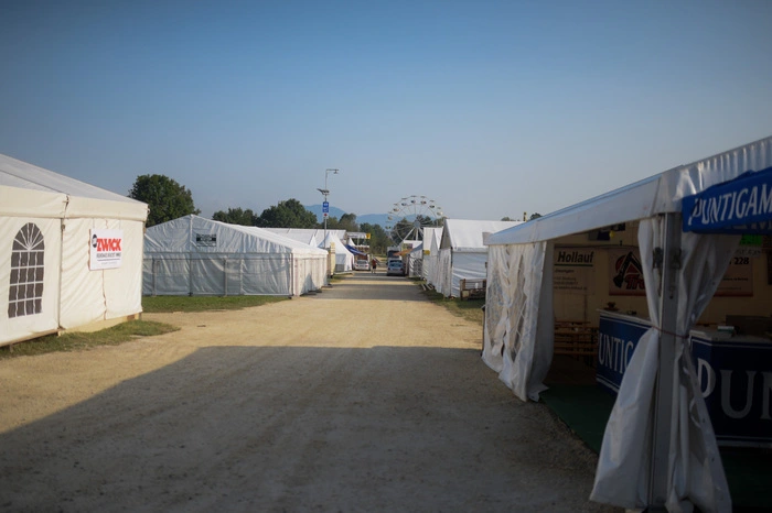 Schön langsam nehmen die Wiesn-Zelte ihre Form an