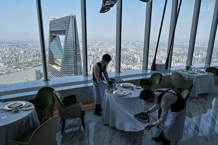 J ist die führende Luxusmarke der Jin Jiang International Hotels, Chinas größter und weltweit zweitgrößter Hotelgruppe. J ist nach dem Anfangsbuchstaben von Jinjiang benannt.