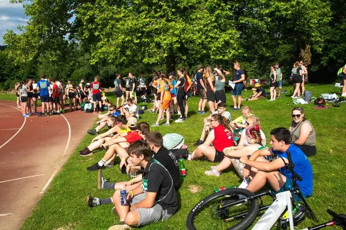 Neben den beliebten Mannschaftssportarten Fußball und Volleyball sind auch Tennis, Tischtennis, der herausfordernde Mixed-Sprint-Triathlon und selbst das beinahe vergessene Völkerball Mixed-Turnier ein Hit bei den Nennungen.  