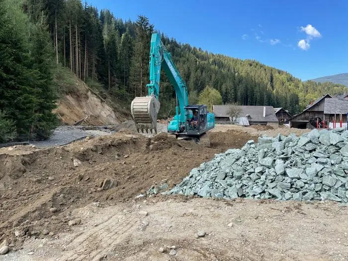 Notdürftig werden Straßen wieder errichtet