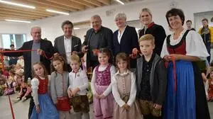 Eröffnung Bildungszentrum Baldramsdorf 2023: Pfarrer Ernst Windbichler, Labg Stefan Sandrieser, Bgm. Fritz Paulitsch, Schulqualitätsmanagerin Helga Reiter, Direktorin Daniela Brandstätter, Kindergartenleiterin Elke Baumgartner mit den Kindern Valentina Bodner, Adriana Macek, Michael Aschbacher, Lorena Pöllinger, Ayla Delic und David Ranglack (vorne von links)