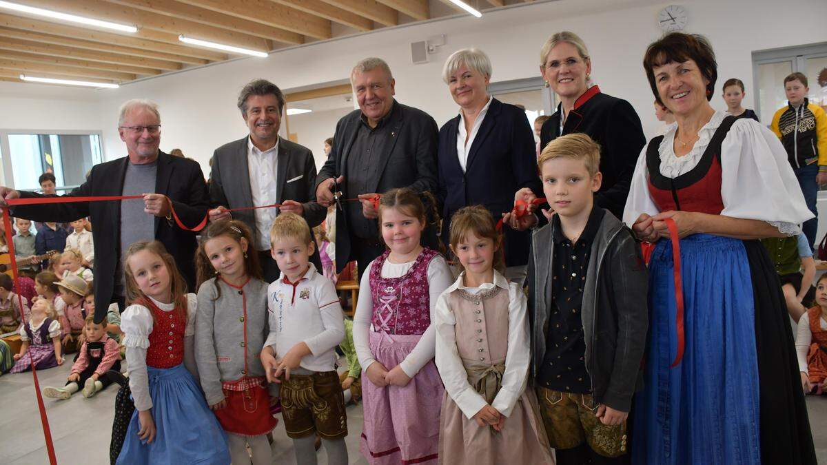 Valentina Bodner, Adriana Macek, Michael Aschbacher, Lorena Pöllinger, Ayla Delic und David Ranglack (vorne) eröffneten das Bildungszentrum mit Windbichler, Sandrieser, Paulitsch, Reiter, Brandstätter und Baumgartner