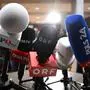 ABD0062_20250127 - WIEN - ÖSTERREICH: ++ THEMENBILD ++ Illustration zu den Themen ORF / FPÖ-TV / ServusTV / OE24.TV / Puls 24 / Medien. Im Bild: Die Logos von ORF, FPÖ-TV, ServusTV, OE24.TV und Puls 24 aufgenommen am Donnerstag, 23. Jänner 2025, während einer PK im Parlament in Wien. - FOTO: APA/HELMUT FOHRINGER