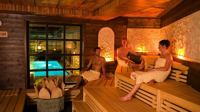Was tun, wenn der Chef in die Sauna kommt?Was in Finnland den Teamgeist stärkt, ist hierzulande eine eher unbeliebte Vorstellung: Kollegen oder Vorgesetzten in der Sauna zu begegnen. Dennoch gilt es für Saunagänger spontanen Fluchtimpulsen zu widerstehen. Auch die unerwünschte Begegnung zu ignorieren, wäre stillos. Ratsam ist es, einige unverfängliche Worte miteinander zu wechseln und sich dabei soweit möglich mit einem Handtuch zu bedecken. Damit sich die Blicke nicht zu oft kreuzen, ist eine Position mit ähnlicher Blickrichtung hilfreich.