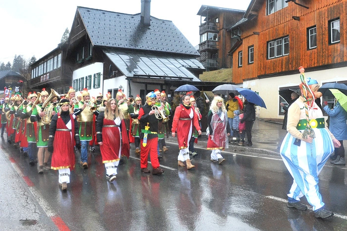 Heiterer Umzug in Grundlsee