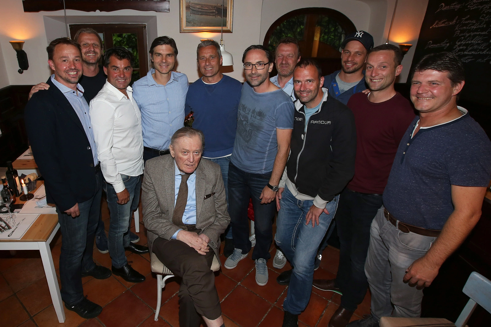 Ivica Osim umringt ehemaligen Weggefährten zu seinem 80. Geburtstag.