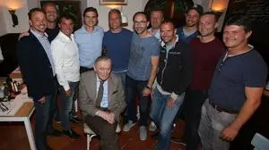 Ivica Osim umringt ehemaligen Weggefährten zu seinem 80. Geburtstag.