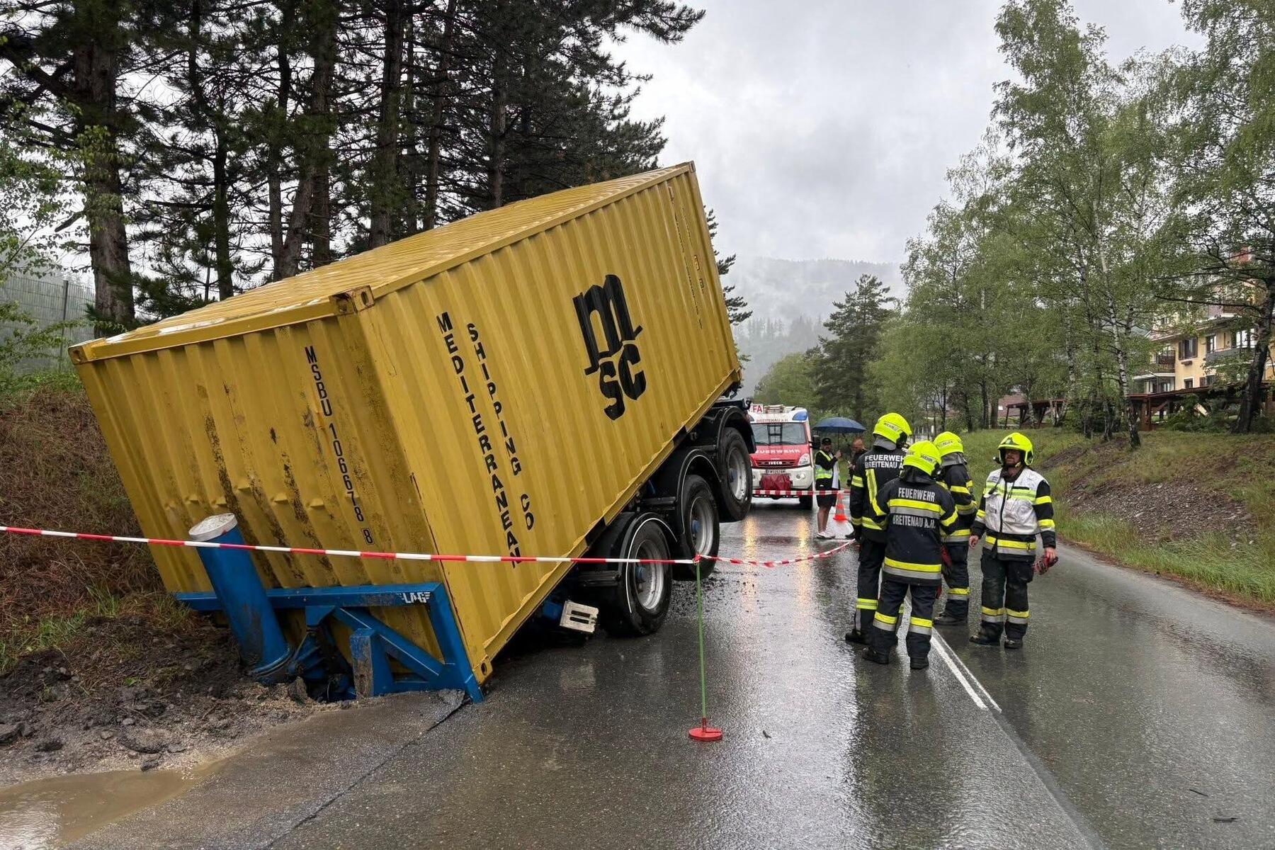 Auf der L 104: 27 Tonnen schwerer Schüttgutcontainer löste s