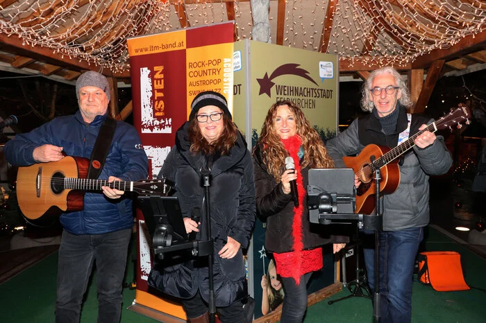 Die Feldkirchner Band „Listen to the Music“ sorgte am Christkindlmarkt für vorweihnachtliche Stimmung.