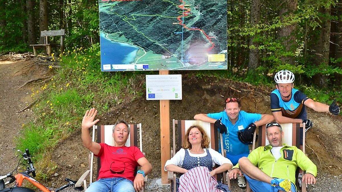 Ruhepause nach dem ersten MTB-Trail-Test: Fritz Strobl, Almut Knaller, Paco Wrolich, Bürgermeister Gerhard Koch, Hotelier Peter Schwarzenbacher