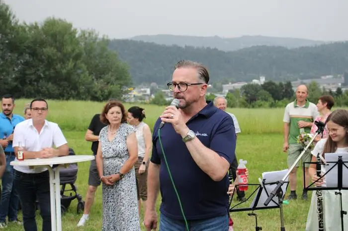 Bürgermeister Helmut Linhart konnte am längsten Tag des Jahres zahlreiche Gäste begrüßen und sprach kurz über die Bedeutung der Sommersonnenwende. 