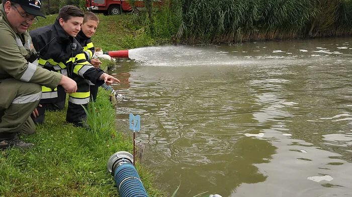 Nicht zum ersten Mal musste die Feuerwehr bei einem Fischteich aushelfen (Archivbild)
