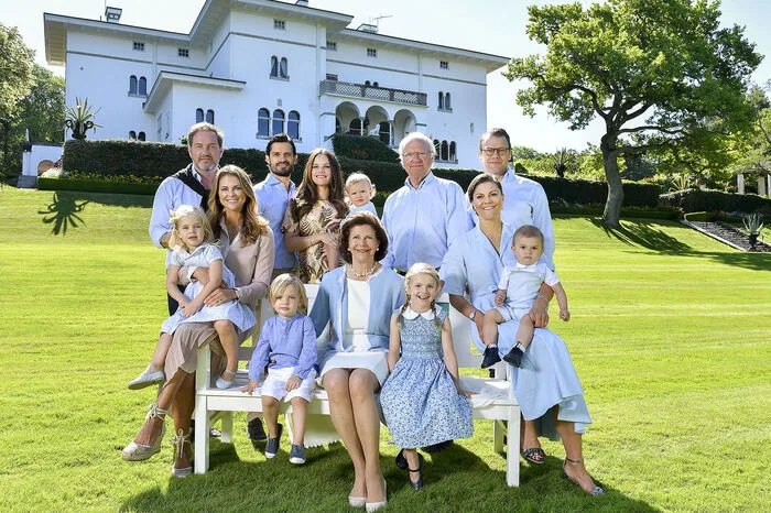 Die nunmehr siebenfachen Großeltern König Carl Gustav (71) und Königin Silvia (74) freuen sich über den Nachwuchs! Hier die gesamte Königsfamilie auf einem Bild vom Sommer 2017.