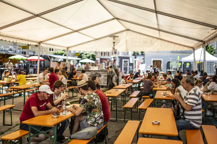 Besucher können sich durch zahlreiche internationale Gerichte kosten.