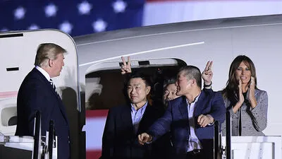 Trump begrüßt die drei von Nordkorea freigelassenen Amerikaner 