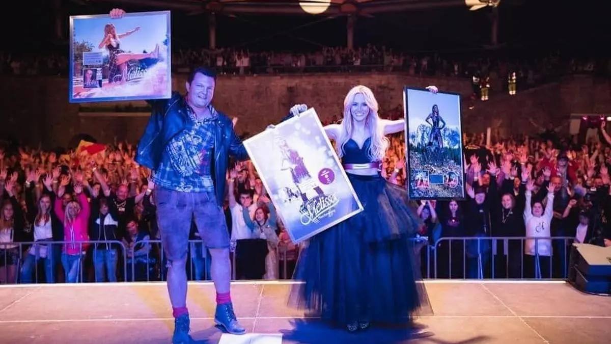 Norbert Lambauer mit Melissa Naschenweng im September 2021 in Kufstein, wo die Kärntnerin drei Mal Platin (für zwei Alben und eine Single) überreicht bekam