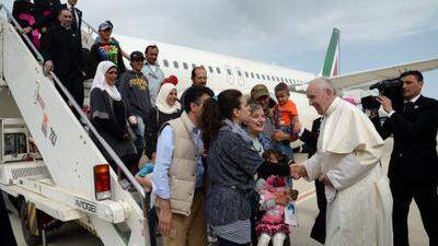 Papst nimmt in Rom "seine" Flüchtlinge in Empfang