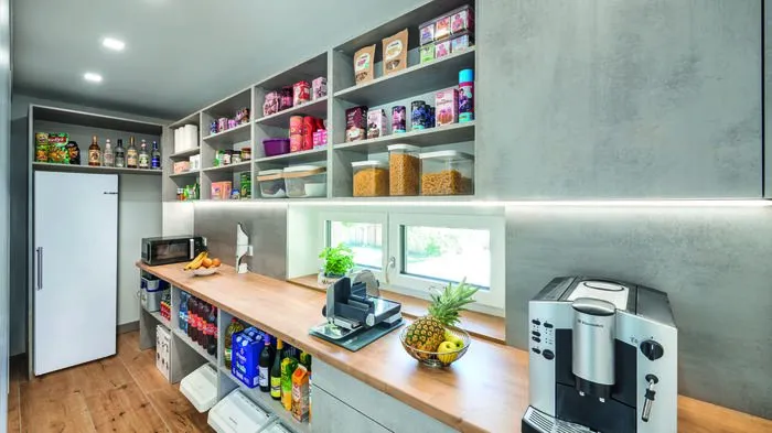 Geräumigkeit und Stauraum samt zeitlosem Design - das waren die Wünsche, die Denise Greifeneder und Philip Scherleithner bei der Gestaltung ihrer Küche hatten. Besonders parktisch: eine Speisekammer, die hinter der Küche liegt.