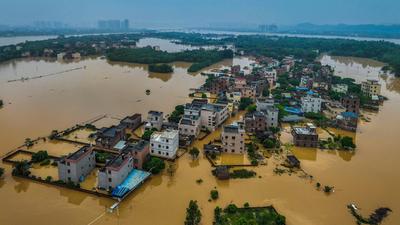 Überschwemmte Gebäude und Straßen nach schweren Regenfällen in Qingyuan in der südchinesischen Provinz Guangdong. Mehr als 100 000 Menschen wurden wegen starker Regenfälle und tödlicher Überschwemmungen in Südchina evakuiert 