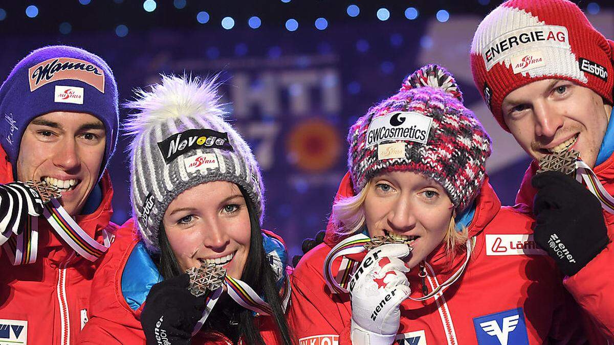 In Lahti jubelte Iraschko-Stolz (2. von rechts) heuer noch über WM-Mixed-Silber