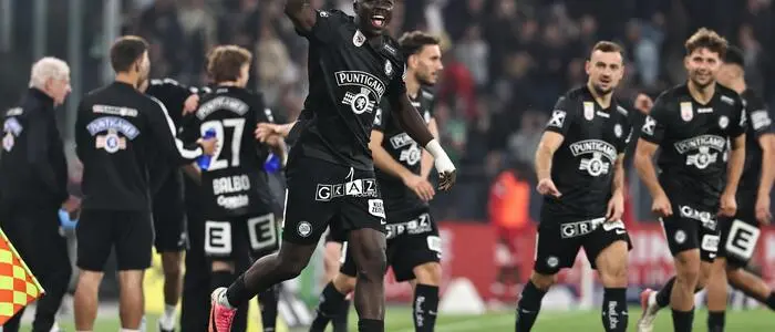 Oumar Diakité (Mitte) und seine Teamkollegen feierten einen 6:1-Sieg