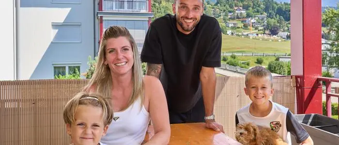 Markus Pink mit Frau Martina, den Söhnen Max (9) und Mateo (4) sowie Maltipoo Hector