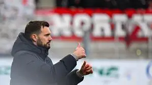 Fabio Ingolitsch gestikuliert in der Coachingzone. Im Hintergrund ist ein Fanbanner zu sehen. | Fabio Ingolitsch: Daumen hoch für eine neue Herausforderung beim SK Sturm