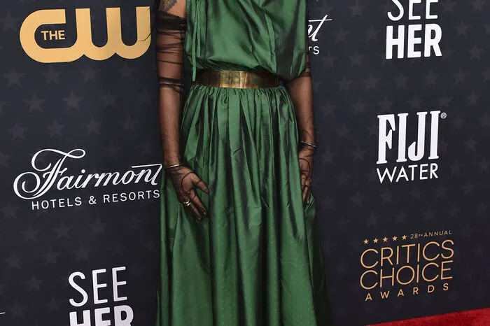 Mit einem hochgeschlossenen, smaragdgrünen Kleid aus fließendem Seidenstoff, gepaart mit einem robusten antikgoldenem Gürtel überzeugte Hannah Beachler am roten Teppich.